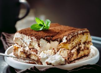 Tiramisu sa bijelom čokoladom je neodoljiv kolač, a priprema je laka. Ukoliko ga pravite za manju djecu, nes kafu možete zamijeniti kakaom ili mlijekom i njime kvasiti piškote.