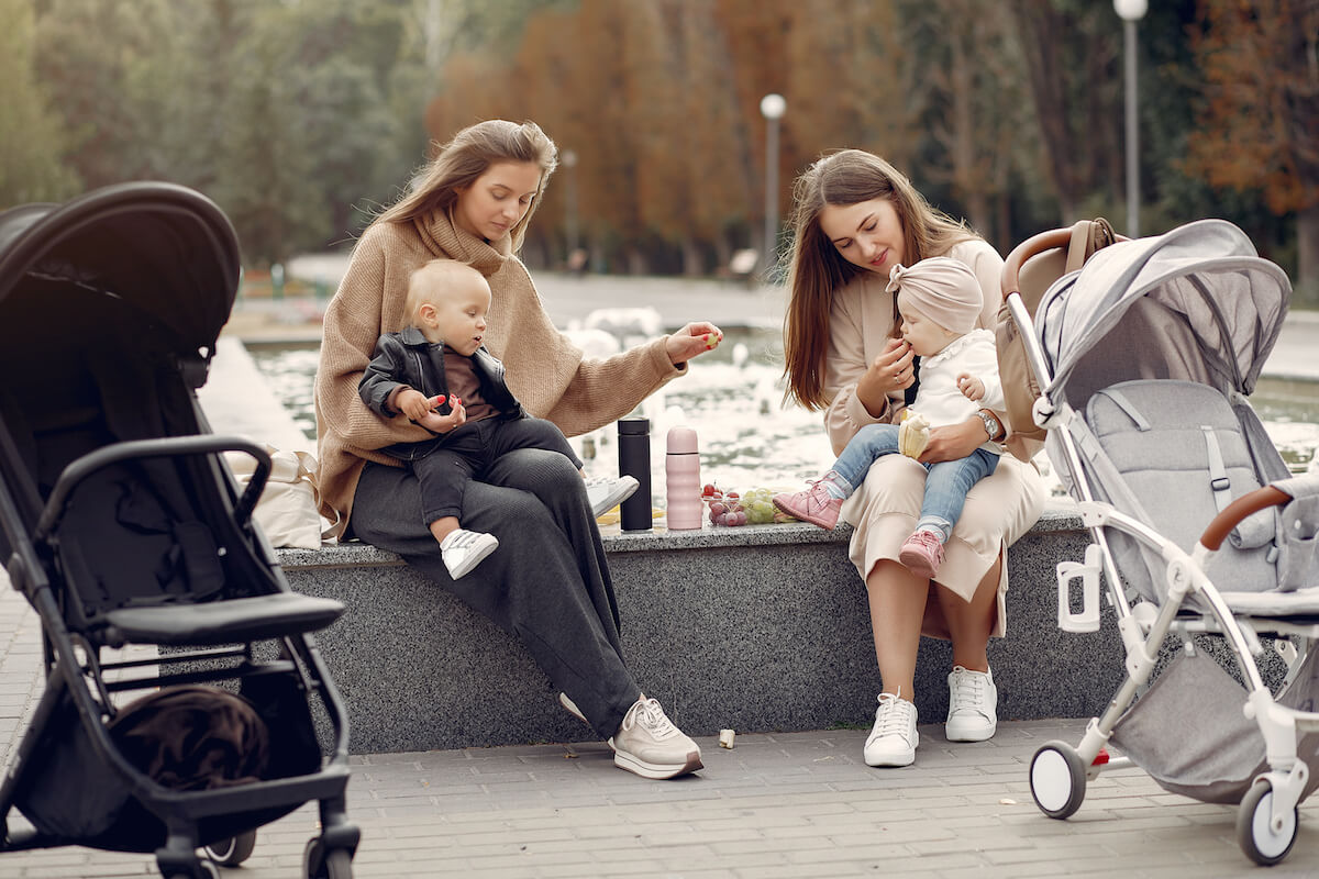 Две мамы. Молодая мама с коляской. Мама с коляской в магазине Mothercare. Молодые мамочки 2020 года. Молодые мамы подруги с колясками фото.